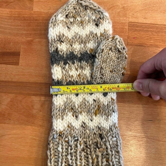 Bernie Sanders Mittens - Picture 4 of 5